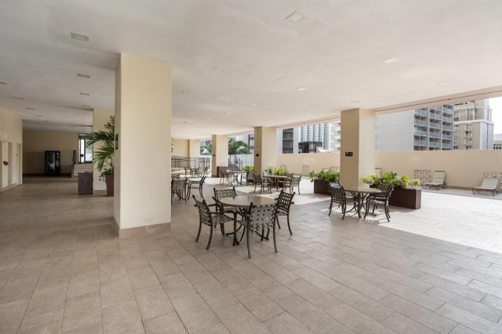 Heart Of Waikiki,1Bdrm,Free Parking, Wifi,No Resort Fees,Youtube,Netflix ! Honolulu Kültér fotó